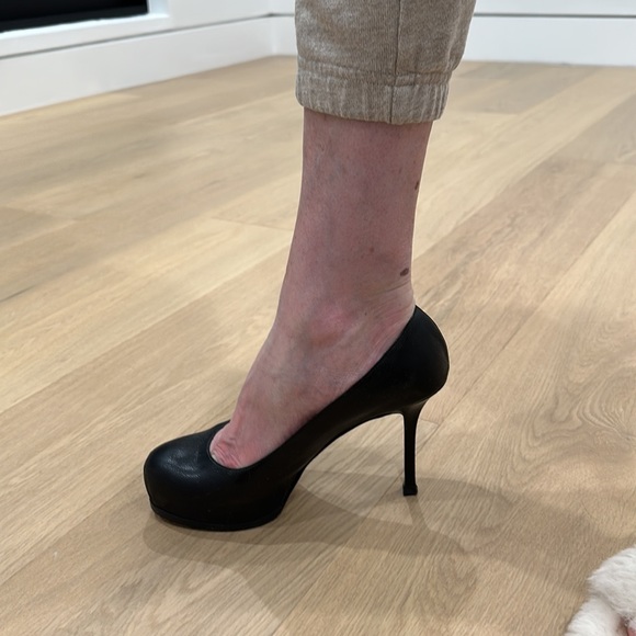 YSL black leather tribute pump. Size 38. 4inch heel with 1 inch hidden platform. - Picture 8 of 8